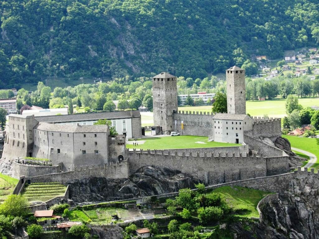 Замки Беллинцоны Швейцария